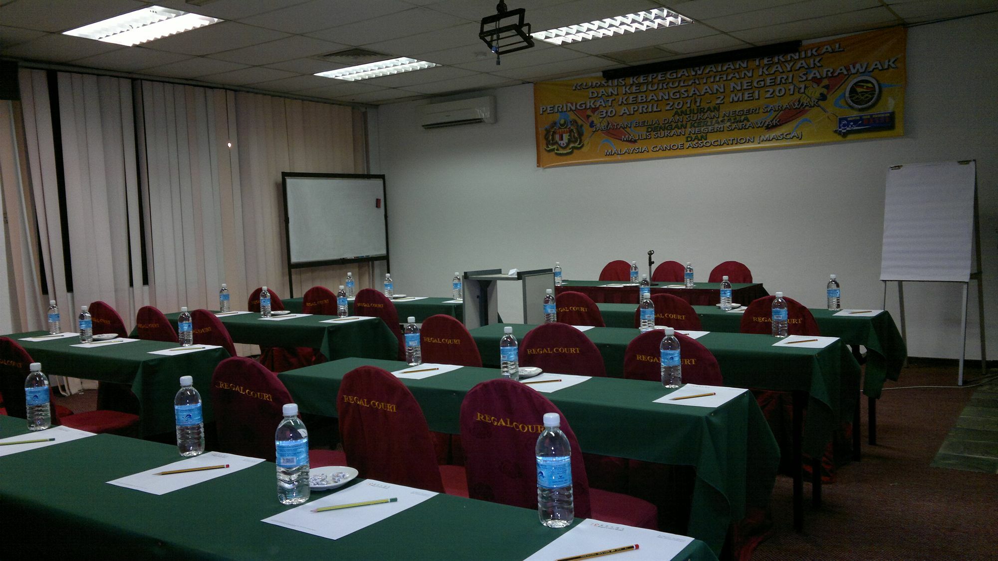Regal Court Hotel Kuching Luaran gambar